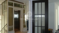 Treppenhaus mit Aufzug - Altbau mit Charme: 4 Etagen zur Neuvermietung in der Wiesbadener City – **Provisionsfrei**