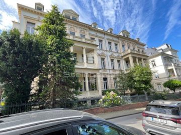 Luxuriöses Wohnen im Altbau – Dachgeschosswohnung mit Empore, Loggia & Südbalkon, 65189 Wiesbaden, Maisonettewohnung